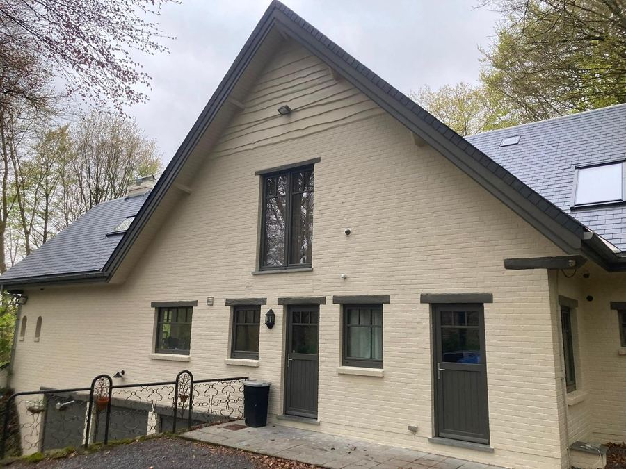 Maison avec toiture en ardoises