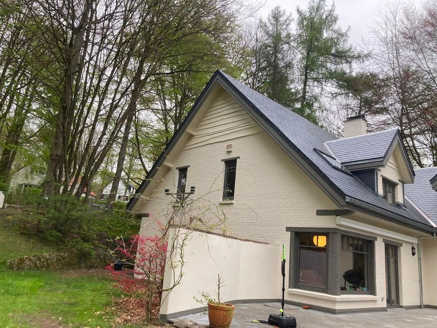 Maison rénovée entourée d’arbres